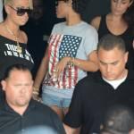 Rihanna, t-shirt con foglia di marijuana sulla bandiera americana 01