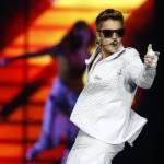 Justin Bieber nudo dedica una canzone alla nonna