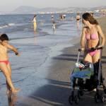 Valentina Vezzali in spiaggia a Senigallia con il marito e i figli 05