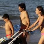 Valentina Vezzali in spiaggia a Senigallia con il marito e i figli 01