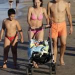 Valentina Vezzali in spiaggia a Senigallia con il marito e i figli 06