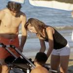 Valentina Vezzali in spiaggia a Senigallia con il marito e i figli 08