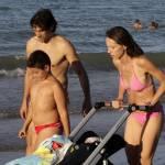 Valentina Vezzali in spiaggia a Senigallia con il marito e i figli (foto)