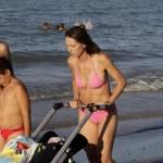 Valentina Vezzali in spiaggia a Senigallia con il marito e i figli 03