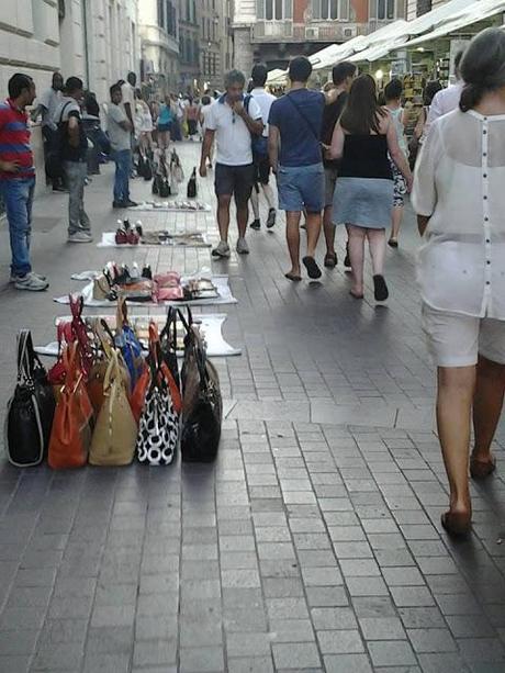 Fontana di Trevi completamente cinta d'assedio dagli abusivi. Scene incredibili in centro