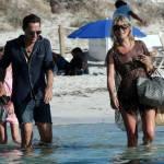 Kate Moss in vacanza a Formentera: il bikini è leopardato (foto)