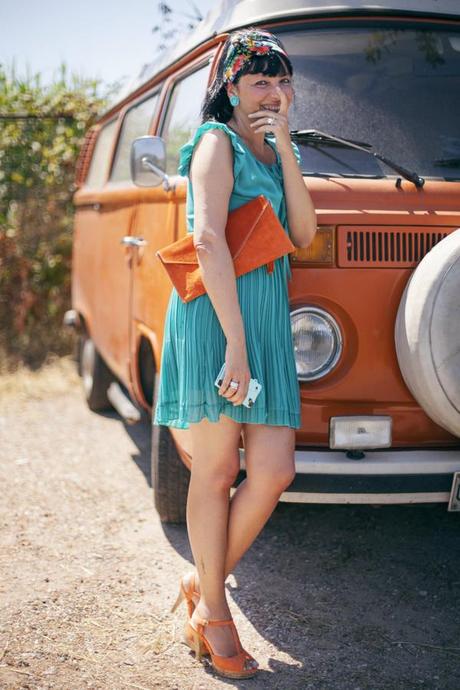 Smilingischic, fashion blog, Vintage style in orange and green and a Volkswagen van, vintage style, cover iPhone ribbon, oblige, smile, green and orange, Denny Rose dress, 