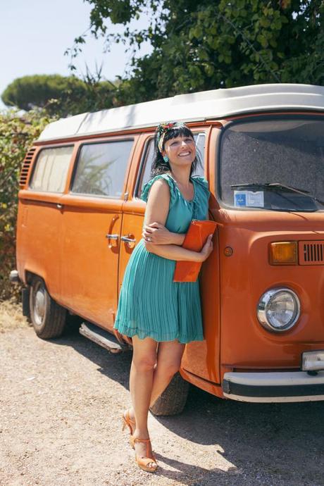 Smilingischic, fashion blog, Vintage style in orange and green and a Volkswagen van, vintage style, Denny Rose dress, 