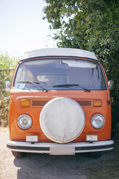 Smilingischic, fashion blog, Vintage style in orange and green and a Volkswagen van, vintage style, orange Volkswagen van