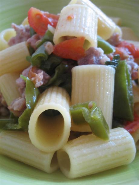 Pasta salsicce e peperoncini verdi presentazione