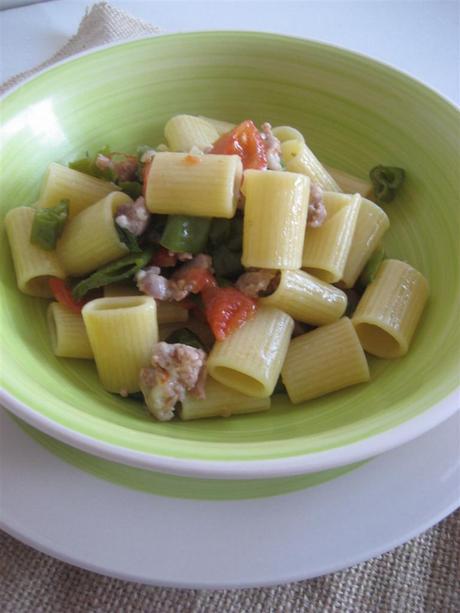 Pasta salsicce e peperoncini verdi pronti