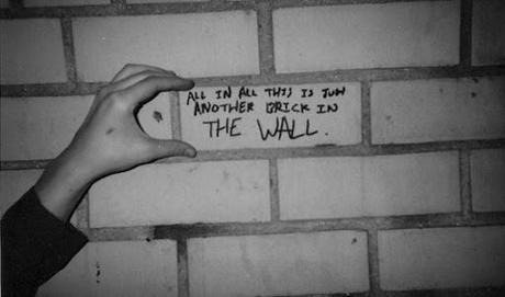 Ma proprio per niente 'vittima' (I'm not another brick in the wall)