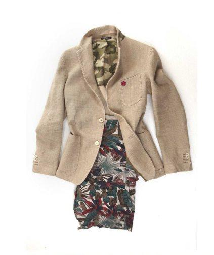 GIACCA della LINEA 51,firmata “Angelo Nardelli 1951”, in tessuto linone tipo stuoia, contrasti camouflage, con 3 tasche a toppa. BERMUDA linea 51, stile combat con stampa floreale. 51 LINE JACKET by “Angelo Nardelli 1951”, in twilled linen fabric, straw like, contrasts in camouflage, with three patched pockets. 51 LINE BERMUDA pants, combat style with flowers pattern.