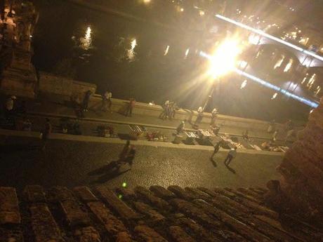 Castel Sant'Angelo ieri sera. Immagini raccapriccianti e incredibili da una città totalmente fuori controllo