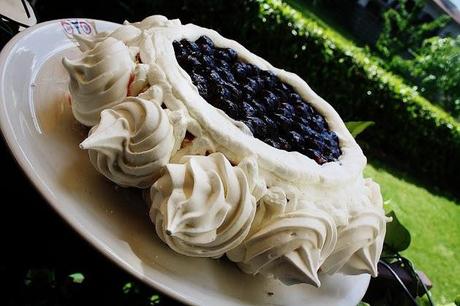 Cheesecake con le amarene e meringhe francesi. cheesecake with sour cherries and meringue french on  base of pastry cooked.