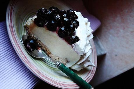 Cheesecake con le amarene e meringhe francesi. cheesecake with sour cherries and meringue french on  base of pastry cooked.