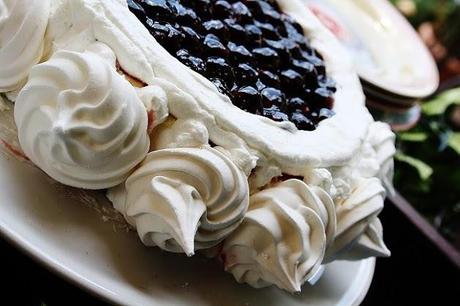 Cheesecake con le amarene e meringhe francesi. cheesecake with sour cherries and meringue french on  base of pastry cooked.