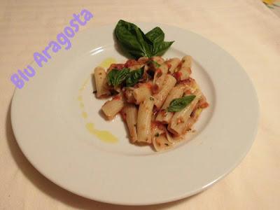 Pasta con sugo crudo di pomodori, per una fresca estate