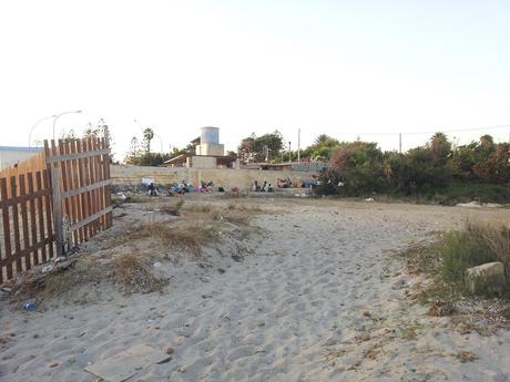 Scene di normale degrado a Marsala in spiaggia vicino al Lido Pakeka