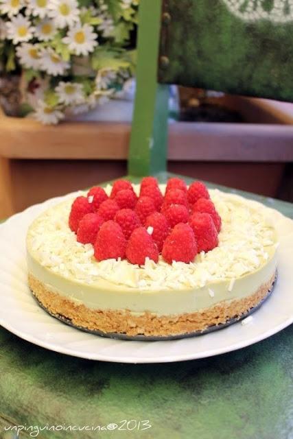 Cheesecake ai pistacchi con lamponi e cioccolato bianco