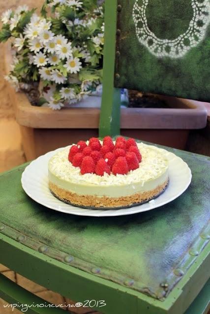 Cheesecake ai pistacchi con lamponi e cioccolato bianco