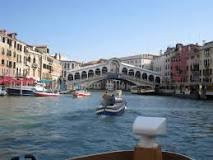 contro vaporetto gondola nel Canal Grande Morto turista tedesco