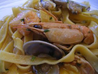 Tagliatelle con gamberi vongole e champignon