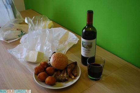 Arancine, panino con la milza e verdure impastellate - street food a Palermo