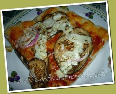 Pizza con melanzane, erbe aromatiche e cipolla (12)