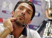 Buffon ringrazia Roma attacca: "Mica urinato nell'armadietto Totti"