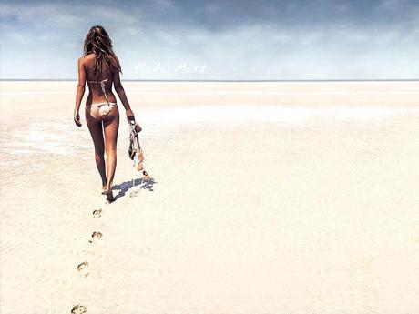 1366x768-kate-moss-walk-on-beach