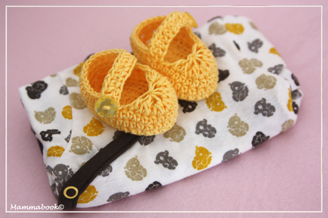 Scarpine all’uncinetto gialle e tanti fiori (32/52) - Crocheted yellow baby shoes