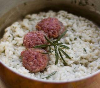 Risotto al rosmarino mantecato al formaggino di Montevecchia, con medaglie di salamella.