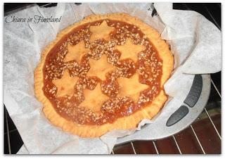 Crostata senza glutine all'arancia/limone/mandarino/bardana/rosa canina bio con stelline nocciolate.