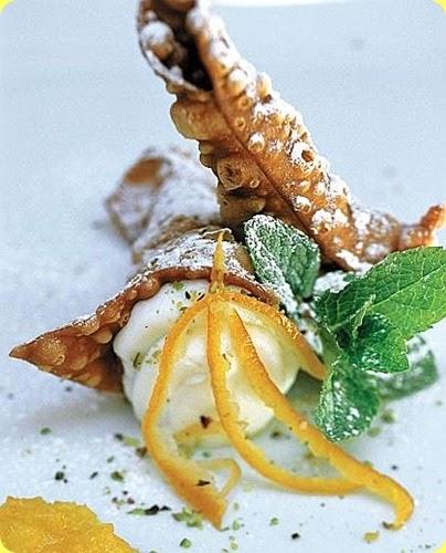 Cornucopia cialda di cannolo con crema di ricotta e arance candite