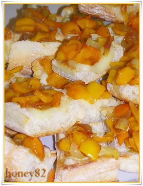 CROSTINI CON PROVOLA E PEPERONI GIALLI