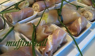 Fingerfood: rotolini di carpaccio di tonno con caprino, mandorle e uova d'aringa, e fagottini di carpaccio di pescespada con crema di zucchine e laccetto d'erba cipollina