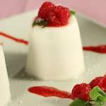 Ricette di dolci: panna cotta al cocco con salsa ai lamponi