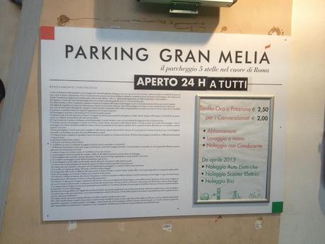 Gianicolo. Pieno di parcheggi regolari sotterranei, ma in assenza di un ottimo arredo urbano i cafoni continuano a parcheggiare in mezzo alla strada o sui marciapiedi