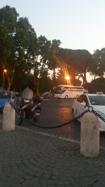 Gianicolo. Pieno di parcheggi regolari sotterranei, ma in assenza di un ottimo arredo urbano i cafoni continuano a parcheggiare in mezzo alla strada o sui marciapiedi