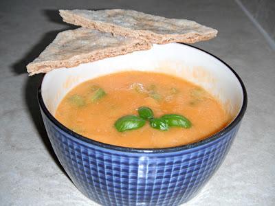 Melone al cucchiaio con basilico e pomodori verdi