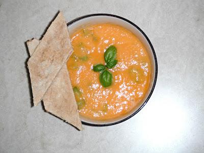 Melone al cucchiaio con basilico e pomodori verdi