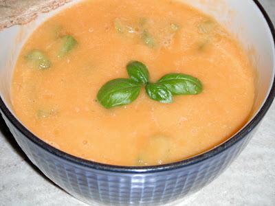 Melone al cucchiaio con basilico e pomodori verdi