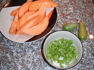 Melone al cucchiaio con basilico e pomodori verdi