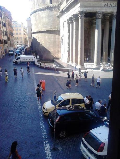 Nuove pedonalizzazioni? Ma se è diventata un parcheggio abusivo anche Piazza del Pantheon