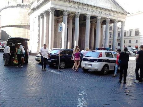 Nuove pedonalizzazioni? Ma se è diventata un parcheggio abusivo anche Piazza del Pantheon