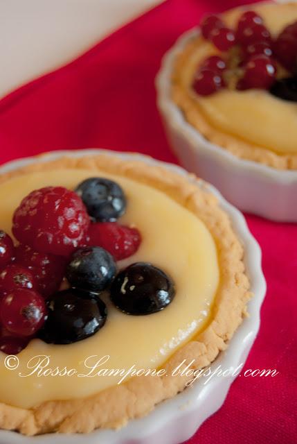 CROSTATINE DI MAIS ALLA CREMA DI CIOCCOLATO BIANCO E FRUTTI DI BOSCO