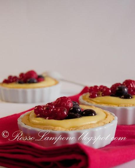 CROSTATINE DI MAIS ALLA CREMA DI CIOCCOLATO BIANCO E FRUTTI DI BOSCO