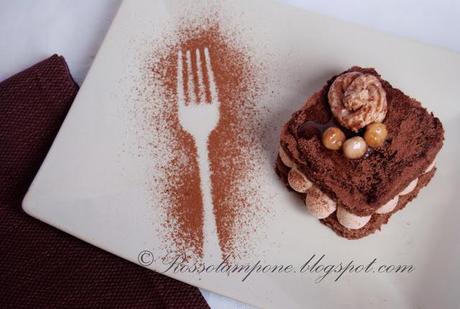 TEGOLINO DI CACAO E NOCCIOLE CON MOUSSE DI CARAMELLO