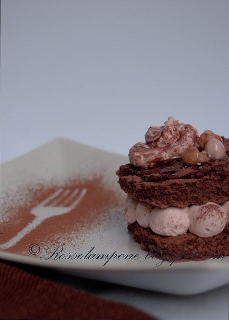 TEGOLINO DI CACAO E NOCCIOLE CON MOUSSE DI CARAMELLO